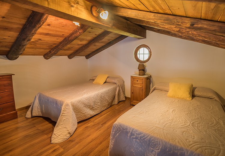 Buhardilla con 2 camas individuales
