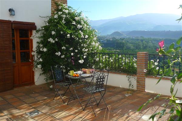 Desayuno patio, Casa Tagomago, casa rural, Valle de Lecrín Granada