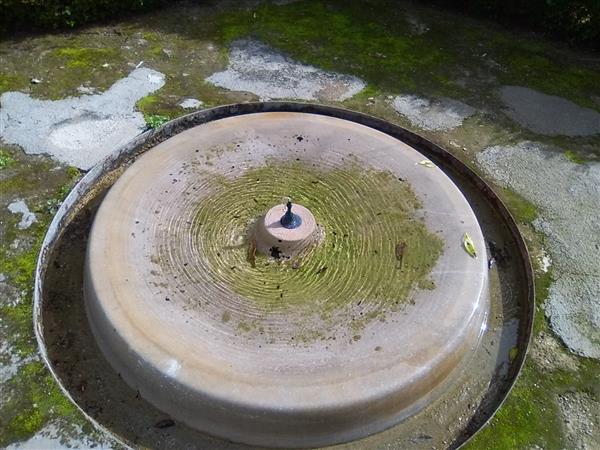 The Nasrid garden has simple fountains